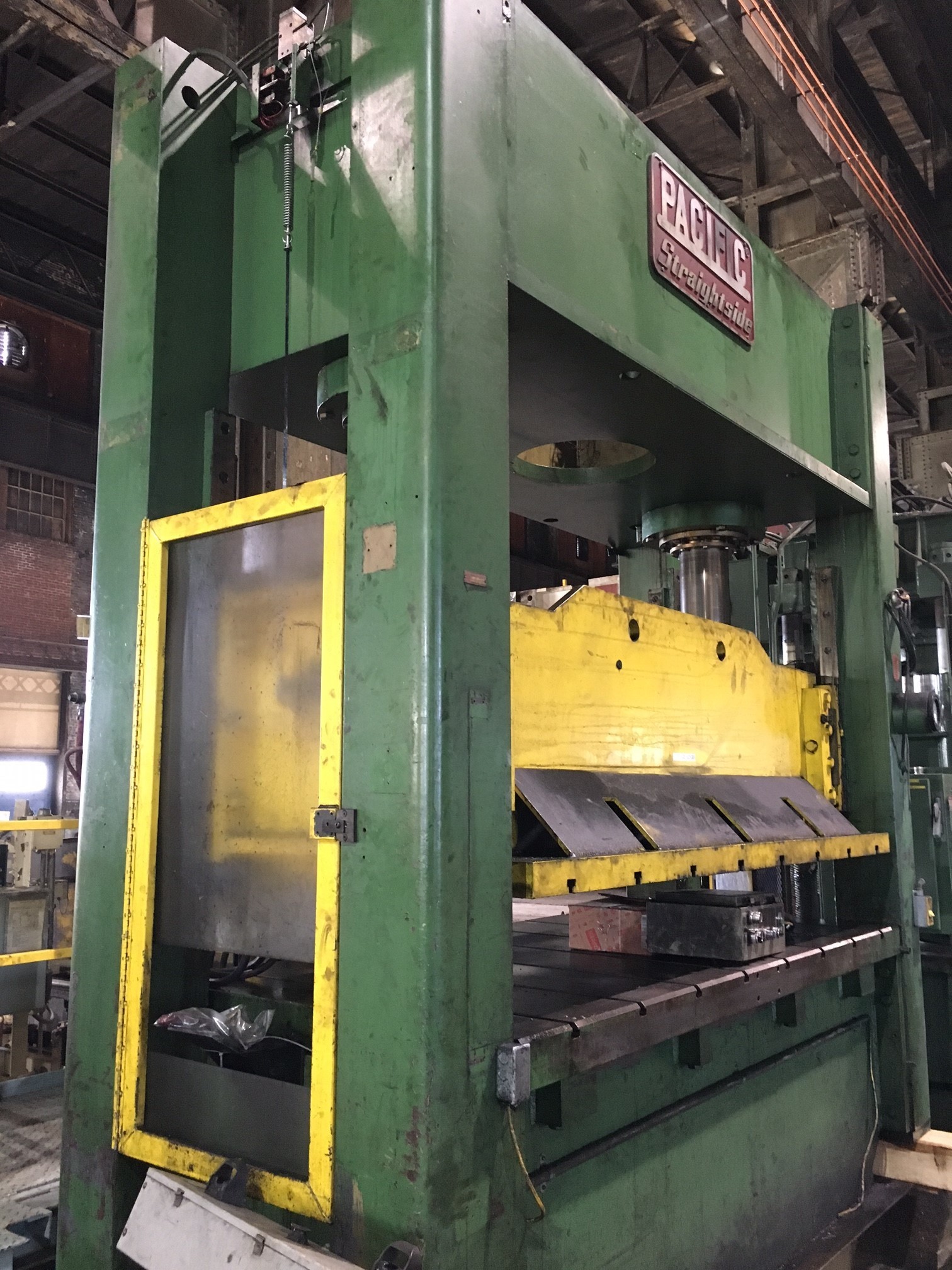 200 Ton Capacity Pacific Straight Side Hydraulic Press For Sale